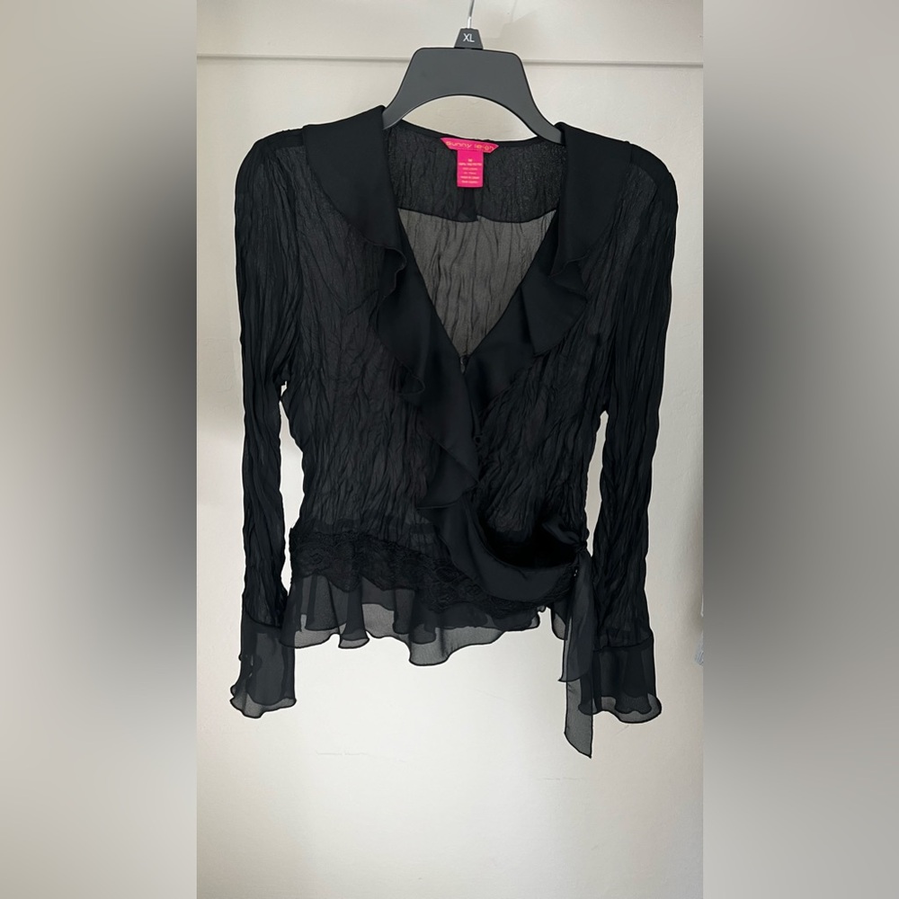 Sunny Leigh PETITE RUFFLE DETAIL TIE FRONT TOP - Picture 6 of 7